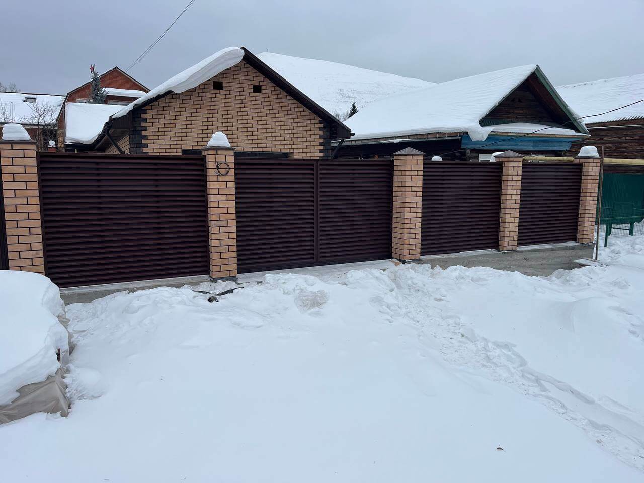 Забор-жалюзи из ламелей ЭКО-Z 87м RAL8017/8017 Шоколад двусторонний МАТТЕ фото 3 в Альметьевске
