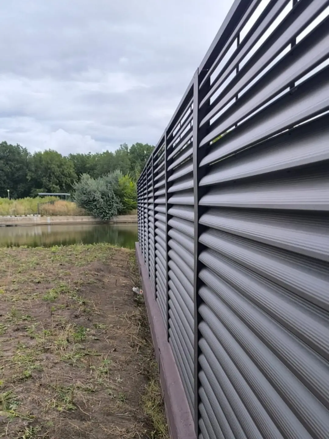 Забор-жалюзи из ламелей еврожалюзи 86м RAL8019/8019 Темный Шоколад двусторонний МАТТЕ фото 7 в Альметьевске