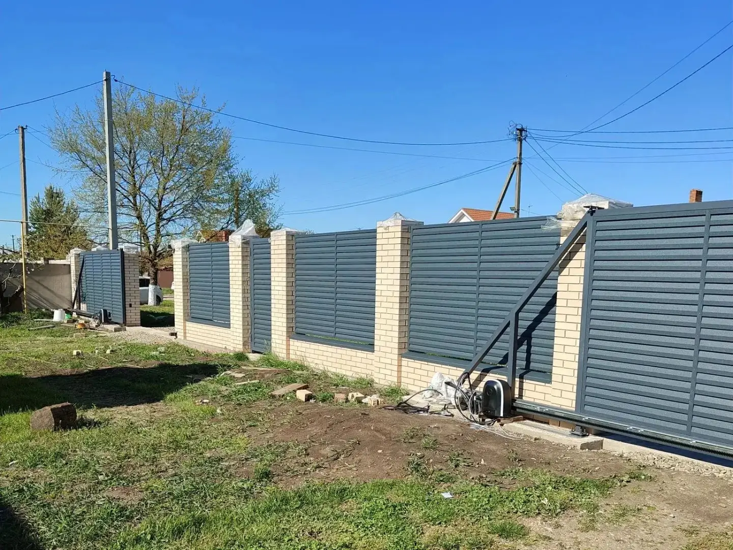 Забор-жалюзи из ламелей Реснички 16м RAL7024 Серый Графит Стальной Бархат фото 1 в Альметьевске