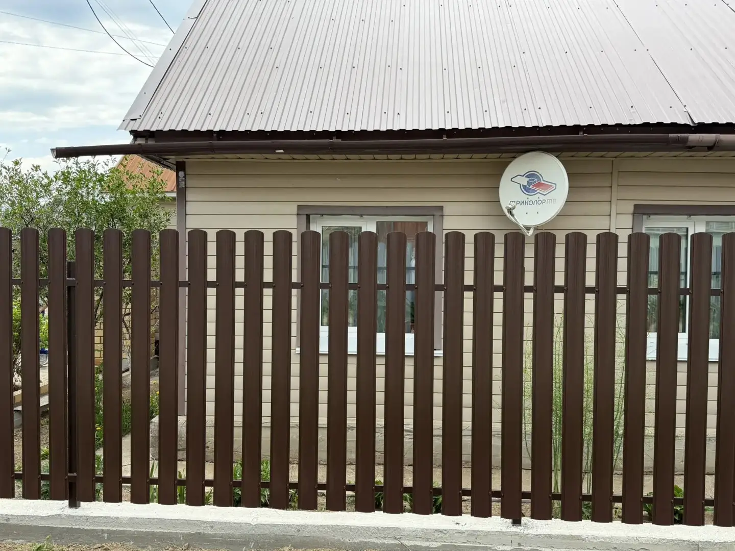 Комбинированный забор из ламелей ЭКО-Z-US и евроштакетника 18м RAL8017 Шоколад МАТТЕ, Полиэстер фото 3 в Альметьевске